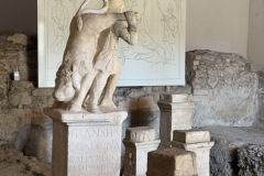 Mithrase pühamu külastus